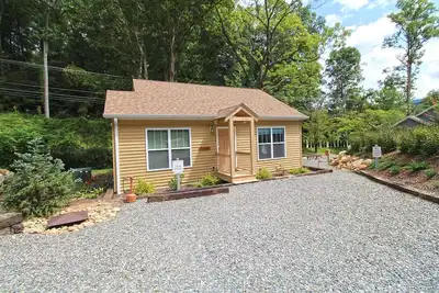 Image de Shady Getaway Beautiful, Modern near the Heart of Bryson City.