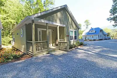 Image de Cuddle Cove Modern, Creekside Home right by the Heart of Bryson City