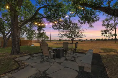 Image de Spacious Home - Fire Pit, Bbq and Outdoor Seating!