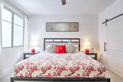 Image de King Bed-Pool-Desk-Parking-Shop Close to Old Town