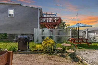 Image de Steps to Beach | Cozy 1br + Yard | Sleeps 4 + Ac
