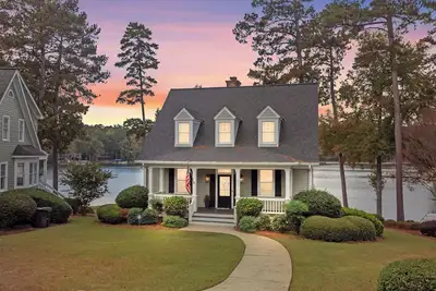 Image de Gorgeous Lakefront Cottage at Reynolds Lake Oconee in highly desired Marina Cove