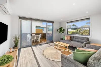 A Wave From It All: Ocean Glimpse Getaway Torquay