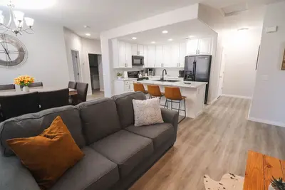 Image de Modern Mid-Century 2 Bedroom Condo 2nd Floor