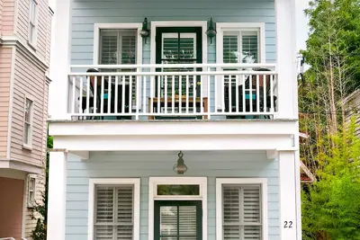 Image de Large beautiful home. 2 blocks to King St. Perfect location!