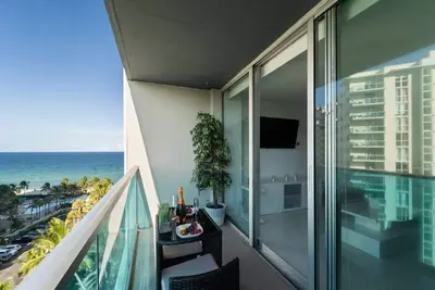 Image de Stunning Hollywood Beach Oceanfront Condo | Pool, Gym & Direct Beach