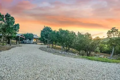 Image de Charming Hill Country Cabin on 6 private acres