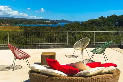Image de Villa contemporaine, vue sur la baie de sant’amanza.