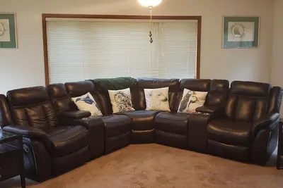 Image de Private apartment close to trails, parks and more.