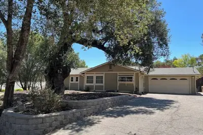 Image de Tranquil House on 3/4 Acre Near Downtown