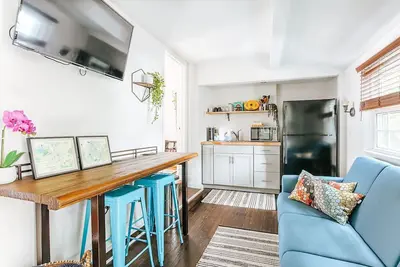 Best of Downtown and Belmont in cozy unique 2bd! Walk everywhere!