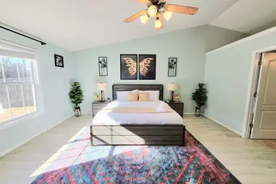 Image de 📣 💫Cheerful 4 Br/2Bath 🏡  in the Heart of Buford