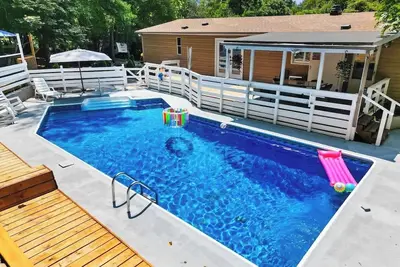 Image de \"The Retreat\" w/ Pool + Hot Tub + Game Room + King Suite