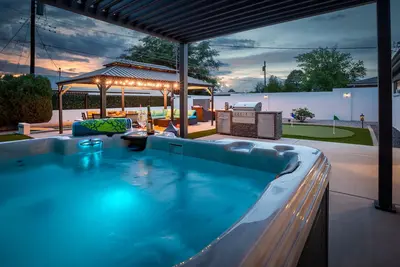 Image de Uptown Area! Putting Green-Bbq-Hot Tub-Game Room