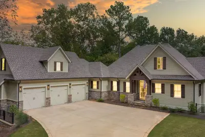 Image de Stunning New Luxury Home --