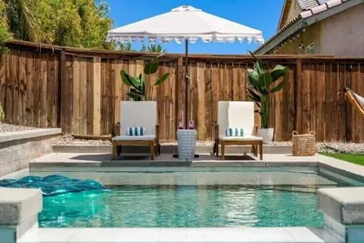 Image de New Modern Boho Retreat~ Pool~Hot Tub~ Firepit~ Game Room~ Near Psp