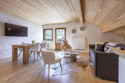 Image de Rare et rénové! Sur la place de l'église!