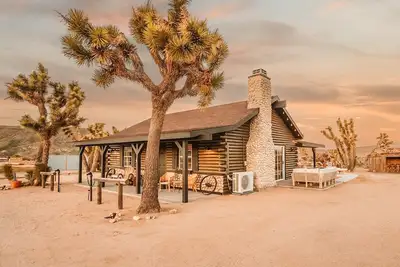 Image de Curated Wild West Cabin w Private Saloon, Hot tub/Pool, Downtown Pioneertown!