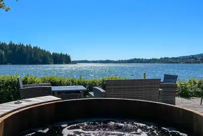 Image de Charming Beachfront Cottage with Private Deck and Hot Tub--family/pet-friendly!