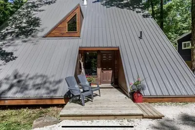 Image de Moonstone Chalet: Your perfect city escape! With Hot tub