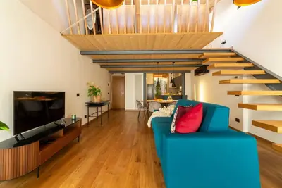 Image de Industrial design loft with outdoor living terrace