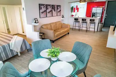 Image de Steps to the beach, 5 mins to airport, cozy and modern, excellent location!