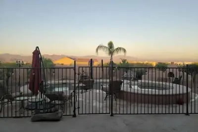 Image de Great home, pool, hot tub, close to many activities (pet friendly)