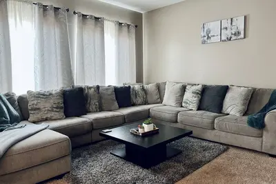 Image de Superbowl! ! ! Spacious House with 2 Suv cars included! ! !