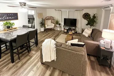 Image de Boho Beach Bungalow with new deck walking distance from the Gulf