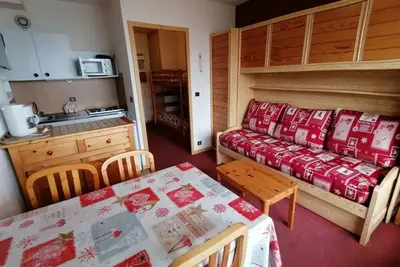 Image de Studio proche télécabines avec banquette lit et casier à skis