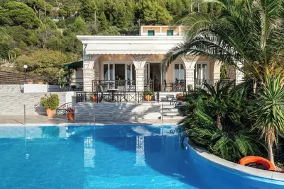 Image de Appartement dans un hôtel 'Sunset Supreme Studio C' avec vue sur la mer, piscine partagée et Wi-Fi.