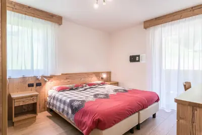 Image de Appartement Ciasa Rosa avec vue sur les montagnes, balcons et jardin partagé.