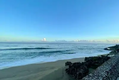 Image de Beachfront condo with seaviews, top floor, large and quiet!