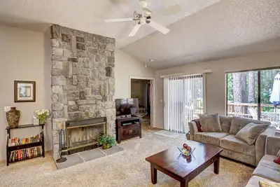 Image de Modern, Serene and Beautiful  2 bedroom home, with amazing deck. - 271 Tamarack