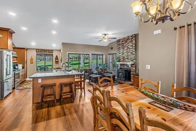 Image de Stunning on the 17th Fairway - 119 Cottonwood Drive