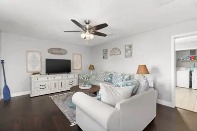 Image de Home Away From Home! Conveniently Located 2 Bedroom Apartment-Close to Lake!