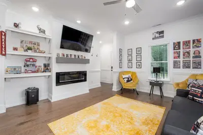 Image de ★Hot Tub in Uptown w/ King Bed ♥ Karaoke & Games★