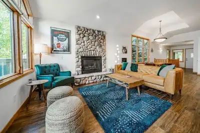 Image de Sale! Hot tub, fireplace, king bed, A+ location!