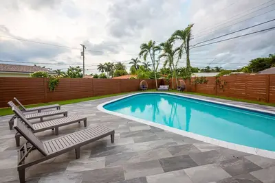 Modern New Villa w\/Cabana+Fire Pit & Fun Games