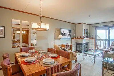 Image de 2 Br: SnowCrest 214a 2 Bedroom: Indoor Hot Tubs Game Room Easy Slope Access