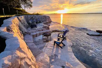 Image de This Place Rocks! Waterfall and lake access