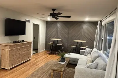 Image de Completely Renovated 3 Bedroom 2. 5 Bath House Centrally Located