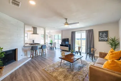 Image de Entire Home-Beautiful Austin Remodel