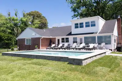 Image de Peaceful family get away with in ground pool and close to town