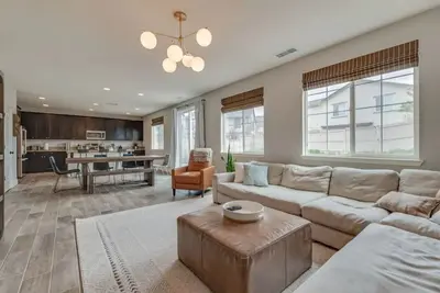 Image de Spacious & Comfy ~ 5★ Location ~ ♛Royal Beds ~ 4br