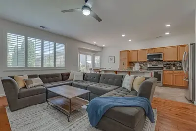 Image de ☀Cheerful Family Getaway ~ Large & Sunny Backyard☀