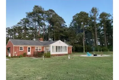 Image de Waterfront Retreat on 4 acres with boat slips.