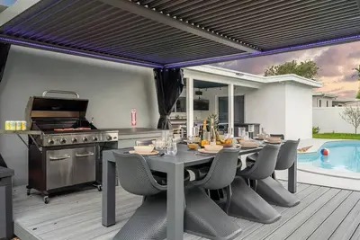 Image de Hollywood Villa: Pool, Games, Huge Backyard & Family Fun!