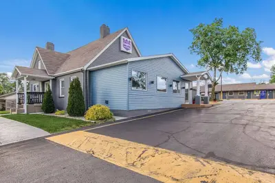 Budget-Friendly Stay in Knights Inn & Suites Salem! Free Breakfast, Pets Allowed