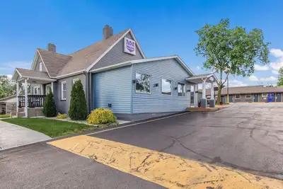 Outdoor Getaway in Knights Inn & Suites Salem! Pet-Friendly, Free Parking